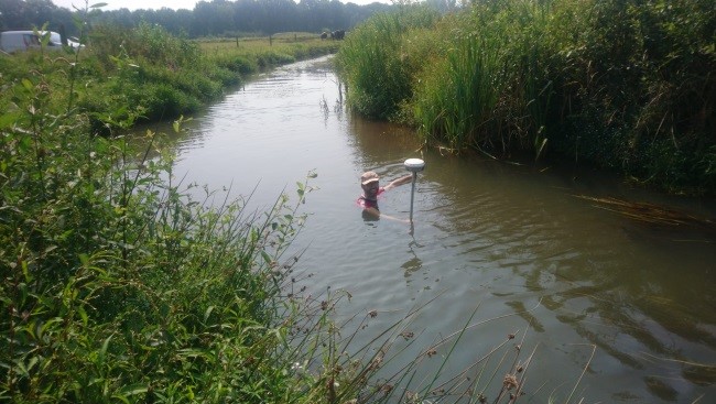 Diepe buitenbocht met afkalvende oever van een meander in traject 3 van sectie Bocht van Laren (links) en diepe (>1,7 m) niet te doorwaden bocht (rechts) tijdens de 2019 habitatopmeting (Foto's David Buysse).