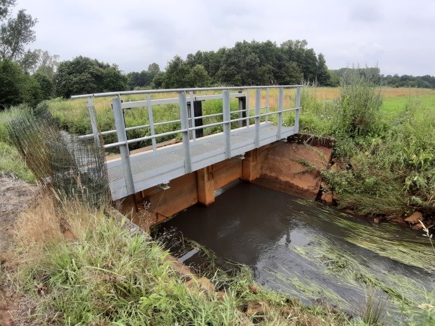 Vrije doorgang onder de vernieuwde hefstuw van Bervoets (links) en vegetatierijk traject nr 3 stroomopwaarts van de Gestelse molen (rechts) (Foto's David Buysse).